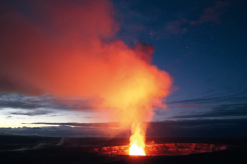 Abb. 1: Gipfelcaldera des Kilauea. Im Halema'uma'u Krater befindet sich ein Lavasee, der die Wolken und den Himmel hell anleuchtet. Die Milchstraße steht erhaben über allem Irdischen.