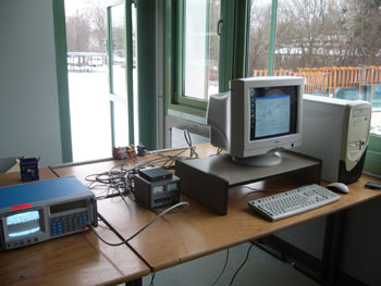 Abb. 2: Die Inneneinheit des Radioteleskops: mit Spektrometer, Steuereinheit, RS232-Interface, PC und Blitzschutz