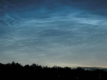 Besonders intensive Leuchtende Nachtwolken erschienen am 14. Juli 2009 über dem Nordhorizont von Freital. Aufgenommen um 22.40 MESZ mit 8 s Belichtungszeit bei ISO 100 mit einer Panasonic DMC-FS3.