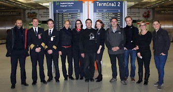 Abb. 2: Die Crew und Stefan Krause, der Reiseleiter des Fluges (in der Mitte)