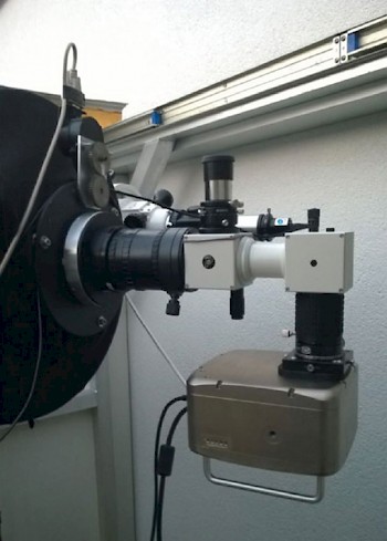 Abb.1: DADOS- Spektrograph, montiert am 14" Hypergraphen. Man erkennt die zwei Würfel des DADOS, der erste beinhaltet die Nachführeinheit (noch ohne Guider), im zweiten Würfel befindet sich das Gitter.