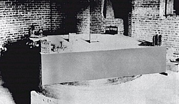 Abb. 1: Das Experiment von Michelson und Morley: Optischer Aufbau, Sandsteinblock und Quecksilberwanne. Das Interferenzmu- ster reagiert sehr empfindlich auf kleinste Erschütte- rungen, thermische Unregelmäßigkeiten und Luftdruckveränderungen. Bild: Wikipedia
