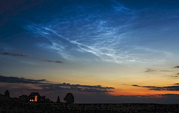 Abb. 2: Im Sommer lassen sich leuchtende Nachtwolken beobachten. Hier z.B. in Radebeul-Wahnsdorf am 3.7.2021 um 22:44 Uhr. Foto Heiko Ulbricht