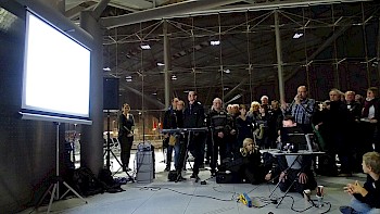 Abb.3: Präsentation von sternzeit anlässlich des Polarlichtfluges von Eclipse-Reisen am 14.11.2015. Am Mikrofon Peter Osenberg