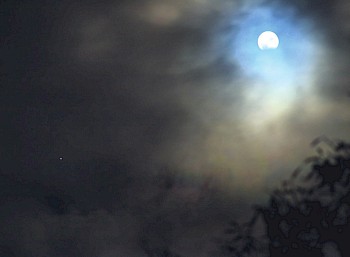 Die kleine partielle Mondfinsternis am 28.10.2023 zusammen mit Jupiter. Kurz zuvor war der Himmel noch komplett bedeckt. Canon EOS 6D Mark II + Pentacon 4/200 (F5.6), ISO 200, 0.8s, 22:07 Uhr MESZ (7 Minuten vor der größten Phase). Foto: Heiko Ulbricht.