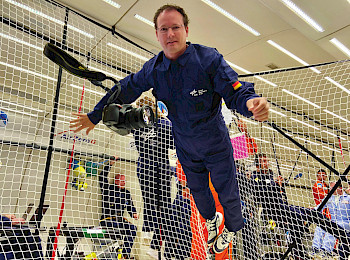 Abb.1: Für wenige Sekunden wird der Airbus zum Labor in Schwerelosigkeit: Autor Ralf Plechinger während einer Mikrogravitationsphase an Bord des AirZeroG. Foto: Novespace