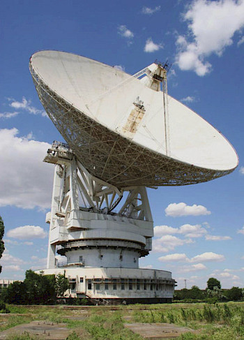 Abb.1: Im Vordergrund die Millstone Hill Steerable Antenna (MISA, 46 m Durchmesser) am MIT Haystack Observator. Quelle: © 2026 MIT Haystack Observatory