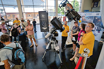 Abb. 1: Besucherandrang auf der ASTRO (hier Baader-Stand). Aufnahme: HAM RADIO, Messe Friedrichshafen